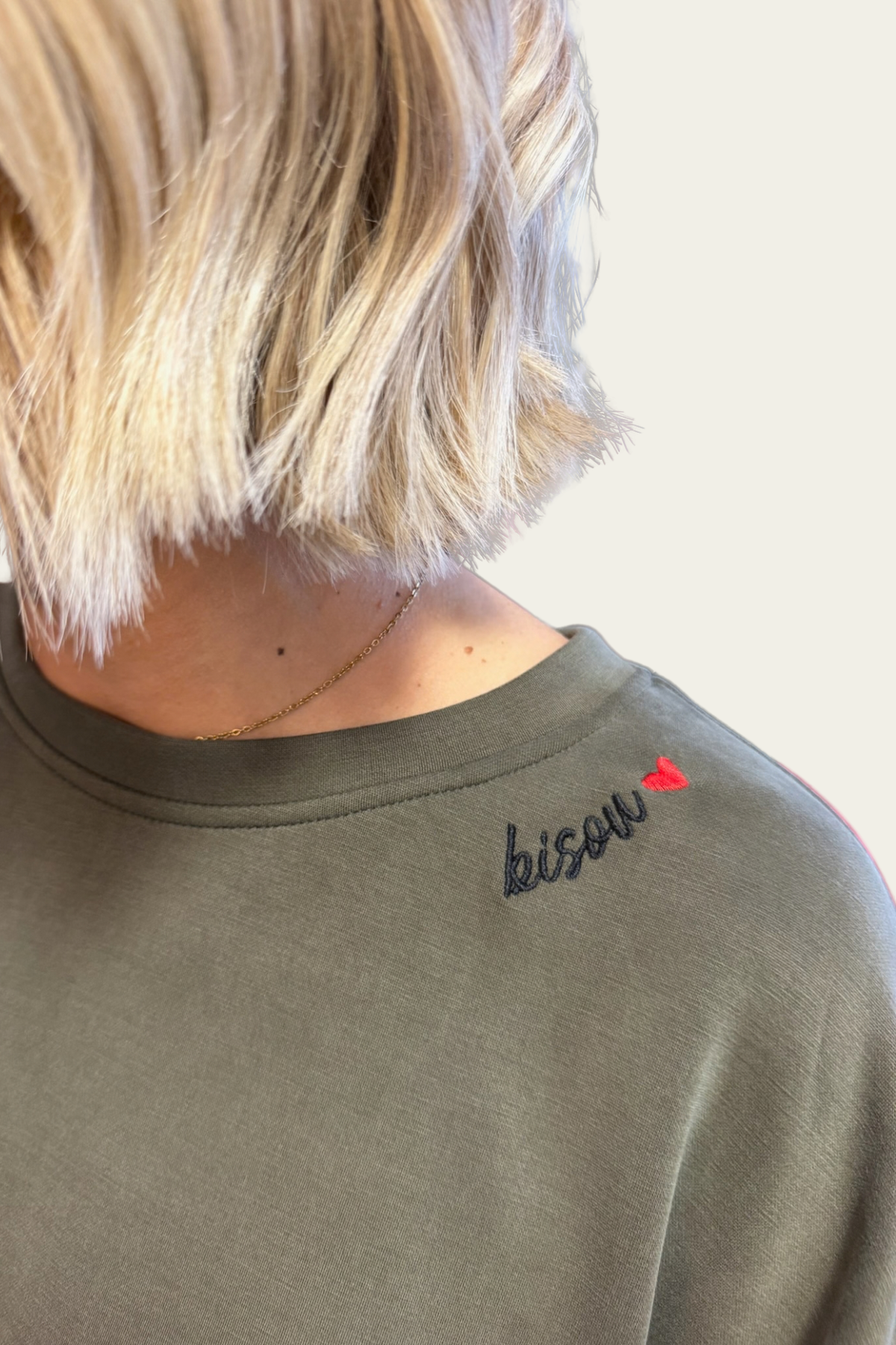 Le sweat Bisou – kaki 💋🌿