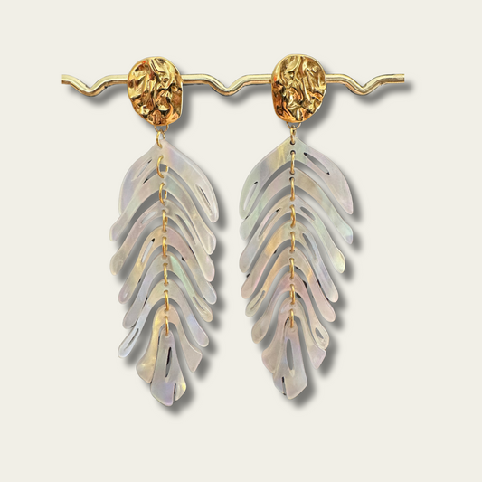 Boucles d’oreilles plumes nacrées beiges